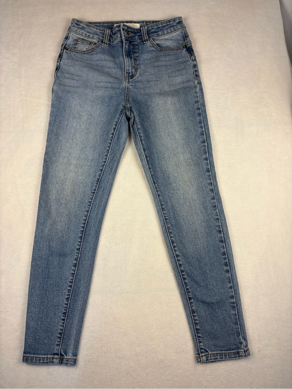 Gloria Vanderbilt Straight-Leg Women’s Jeans in Faded Blue